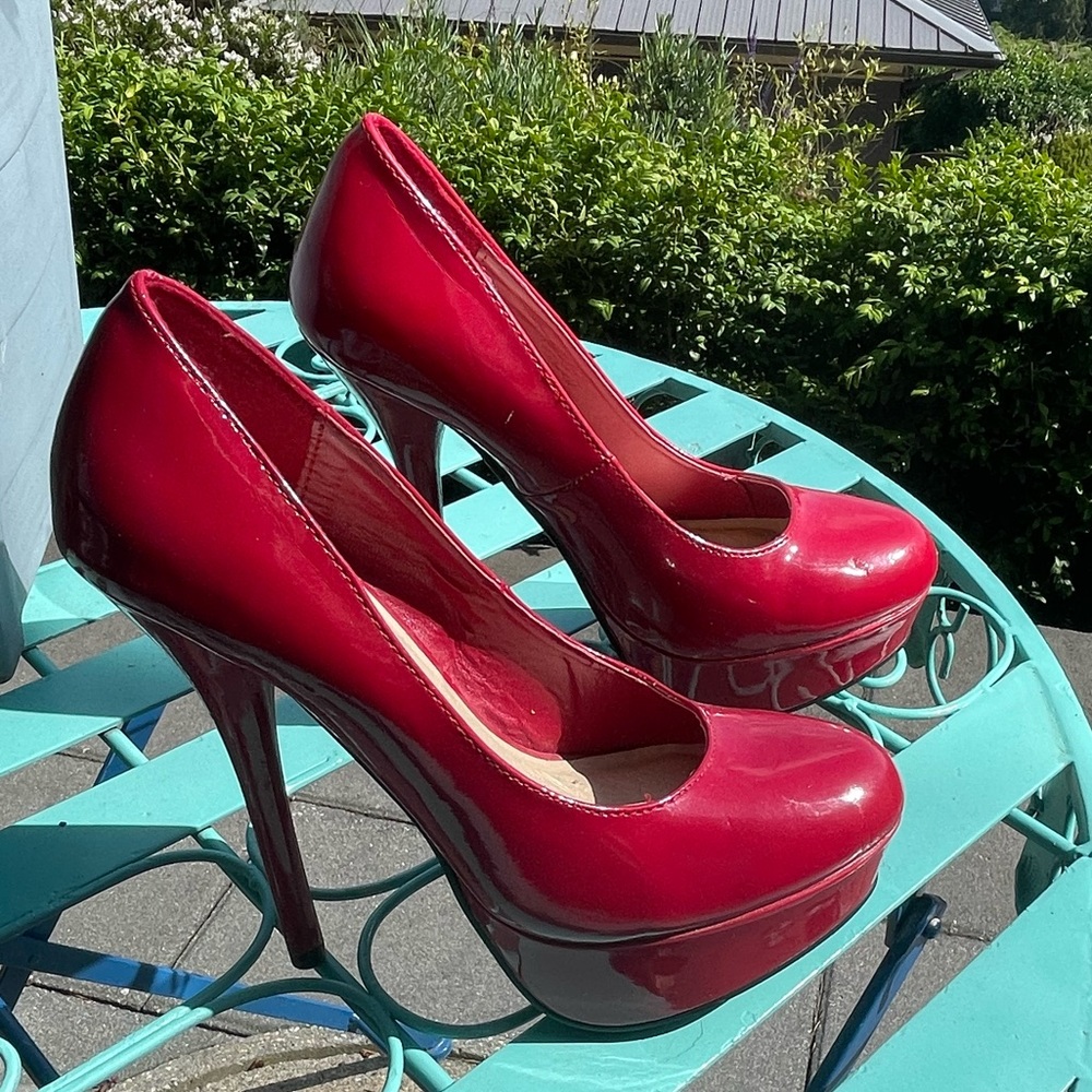 Red platform patent pumps